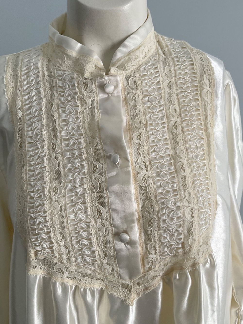 Barbizon cream night gown,M. - Picture 3 of 7